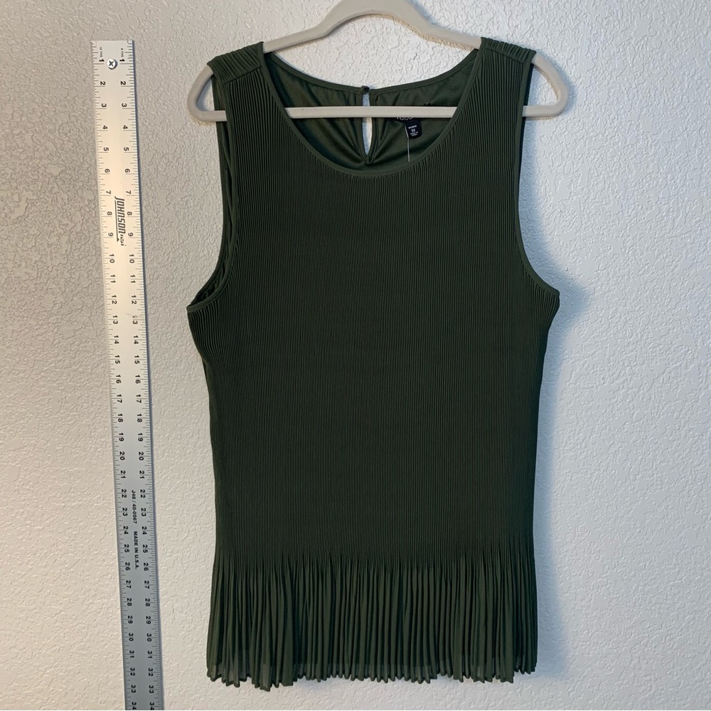 NWT Elegant Green Sleeveless Top with accordion fold fabric. Size 3X